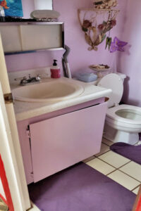 Old sink and toilet and broken vanity before bathroom remodel in Honolulu